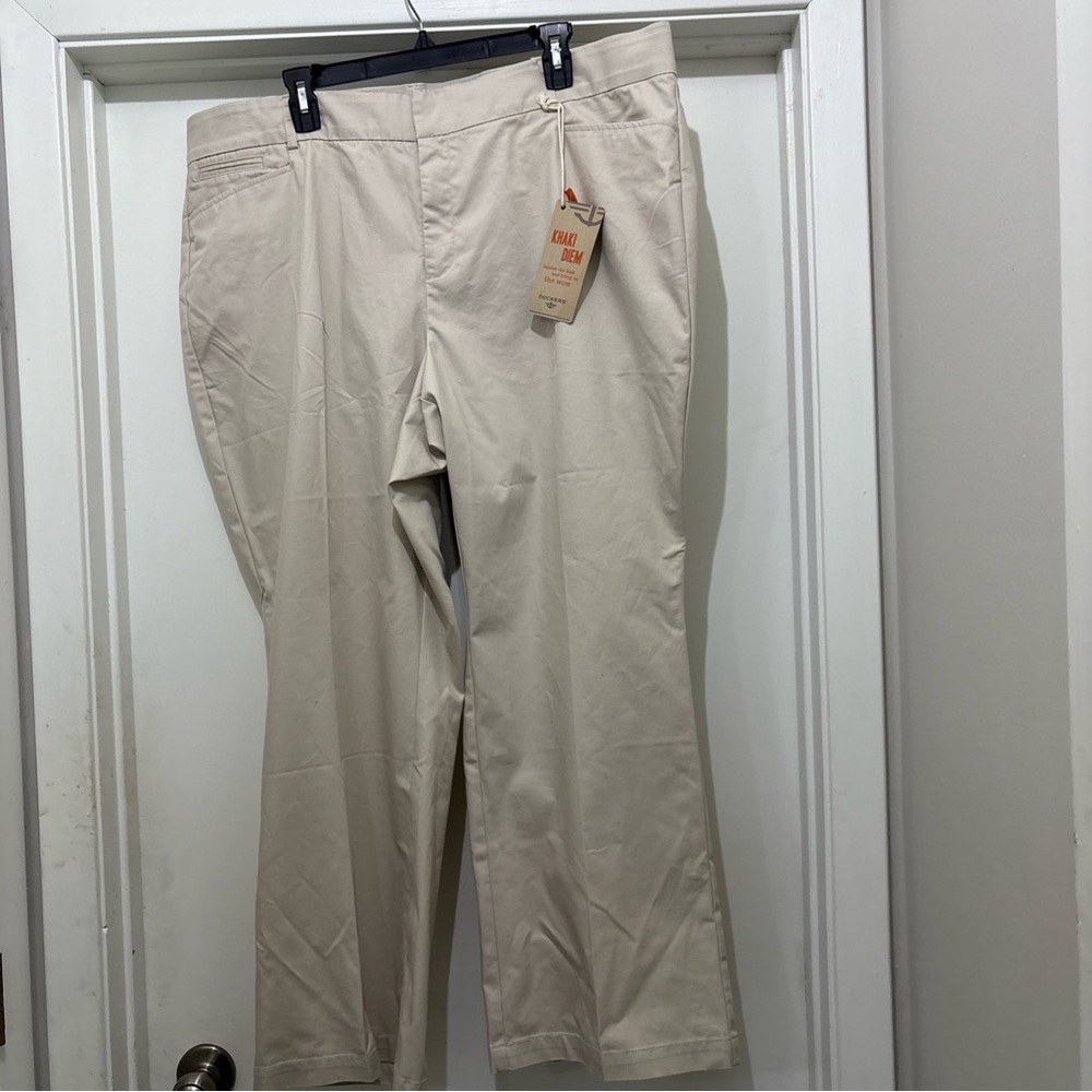 Dockers Woman Metro Trouser Khaki Diem pants. Sz 24W short. New with tags